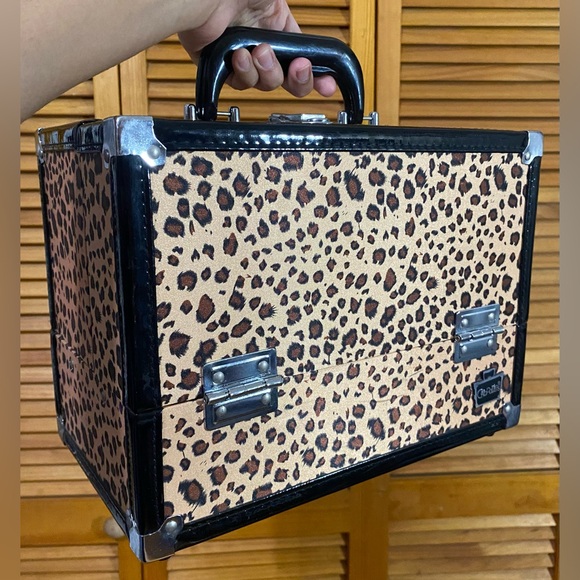 Cheetah-print Caboodles case with mirror - Picture 3 of 17
